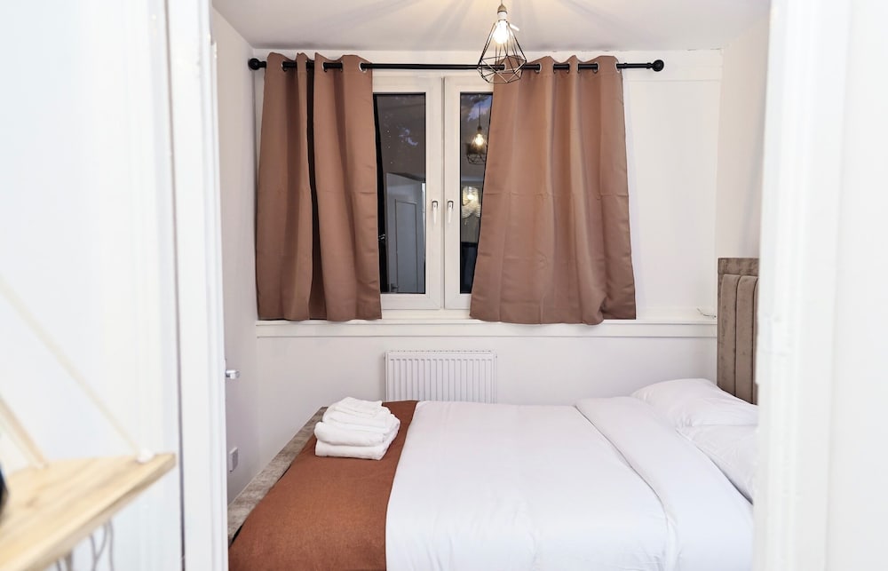 Kingston Duplex Apt Balcony, Parking & Wi-fi