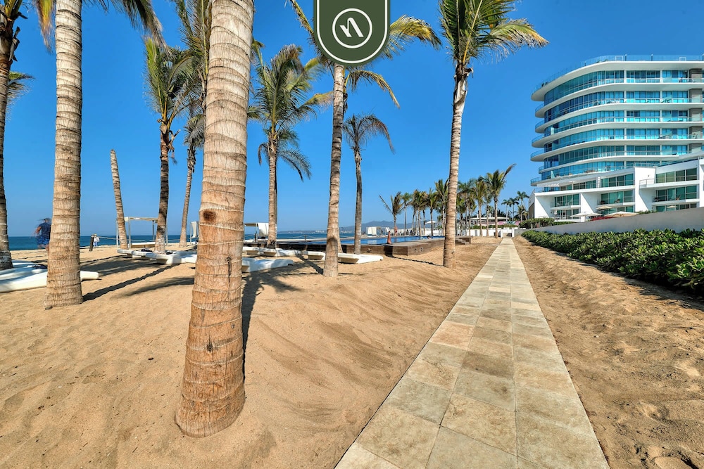 Oceanview 1 BR Condo - Private Beach - Pools