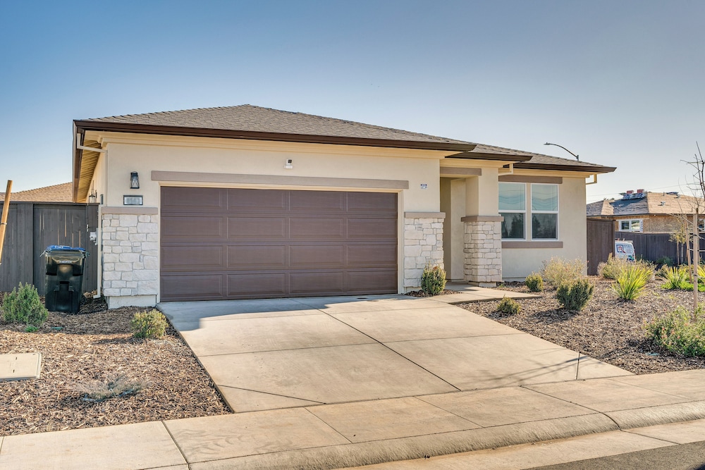 15 Mi to Dtwn Sacramento: Newly Built Home!