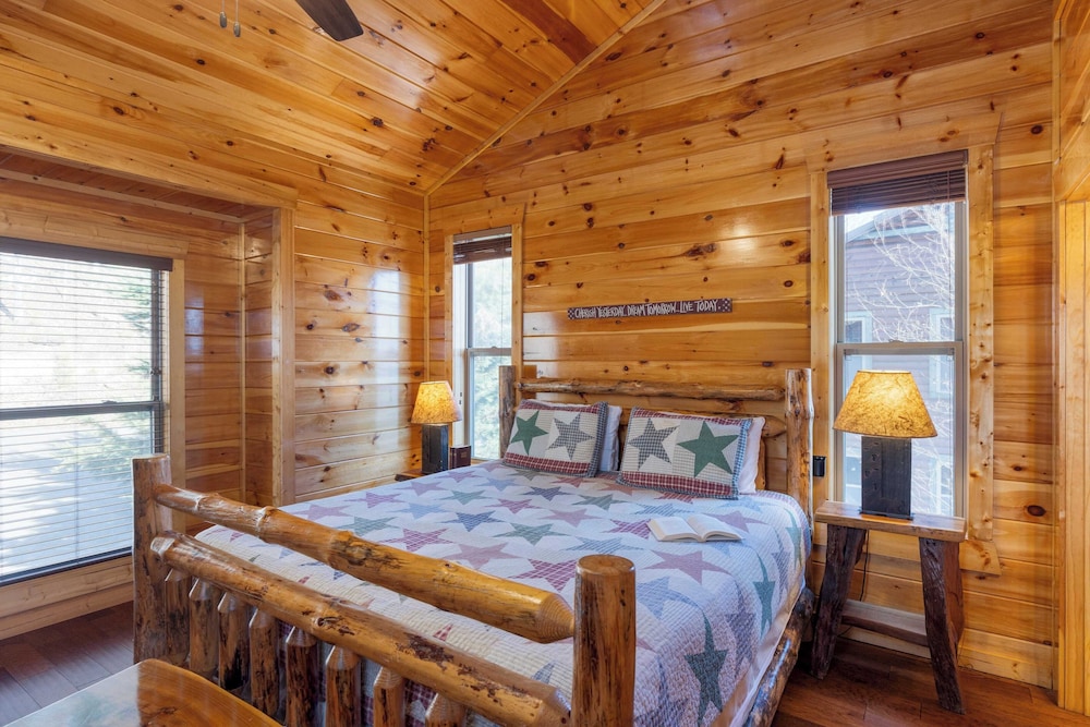 100 Guests Blackthorn: Sister Smokies Homes Luxury Mountain Retreat