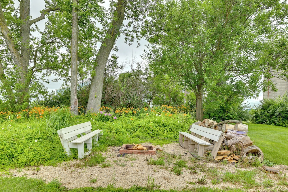 Group Getaway: Luxe Farmhouse in Mt Horeb!
