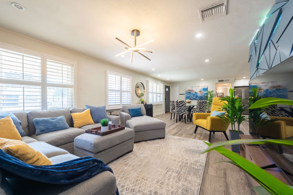 Phoenix 4 BDR Home With Outdoor Entertainment