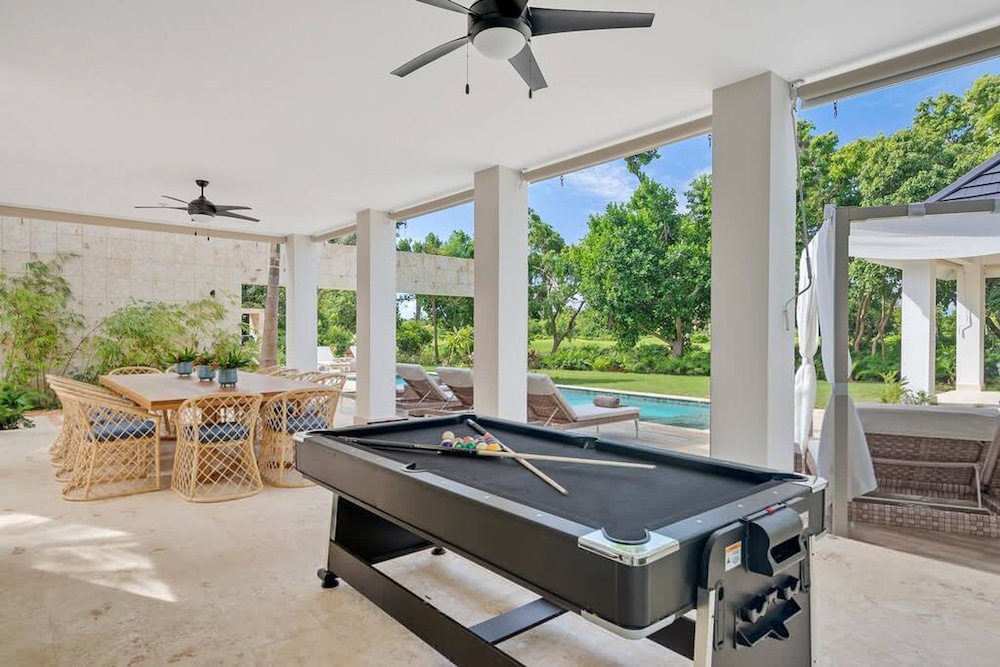 Contemporary 5 BR Luxury Golf Villa w Large Pool