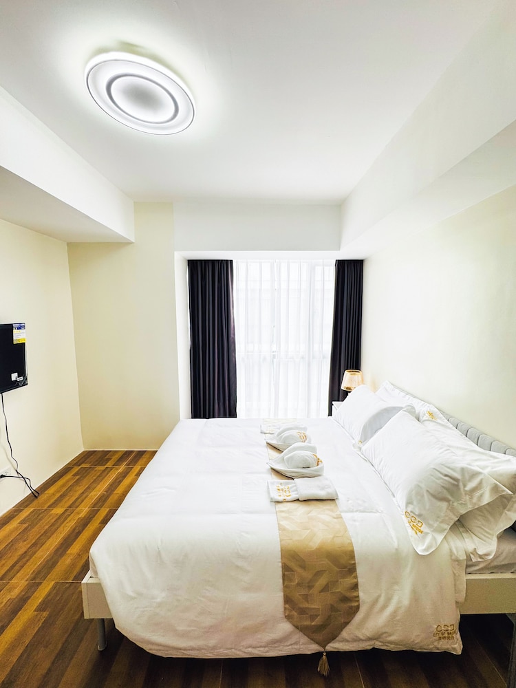 Luxury Penthouse & High-Floor Hotel near City of Dreams, Airport, Okada, and Solaire Casino