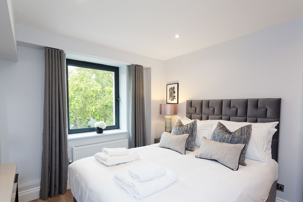 The Carlyle - Elegant Serviced Apartments