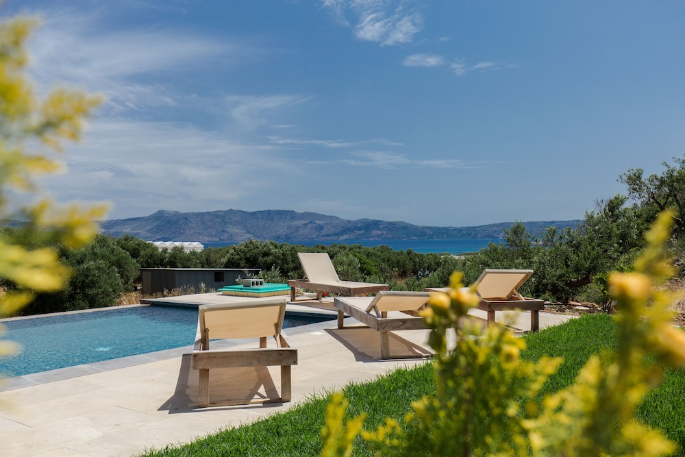 Agarathos Traditional Rooms