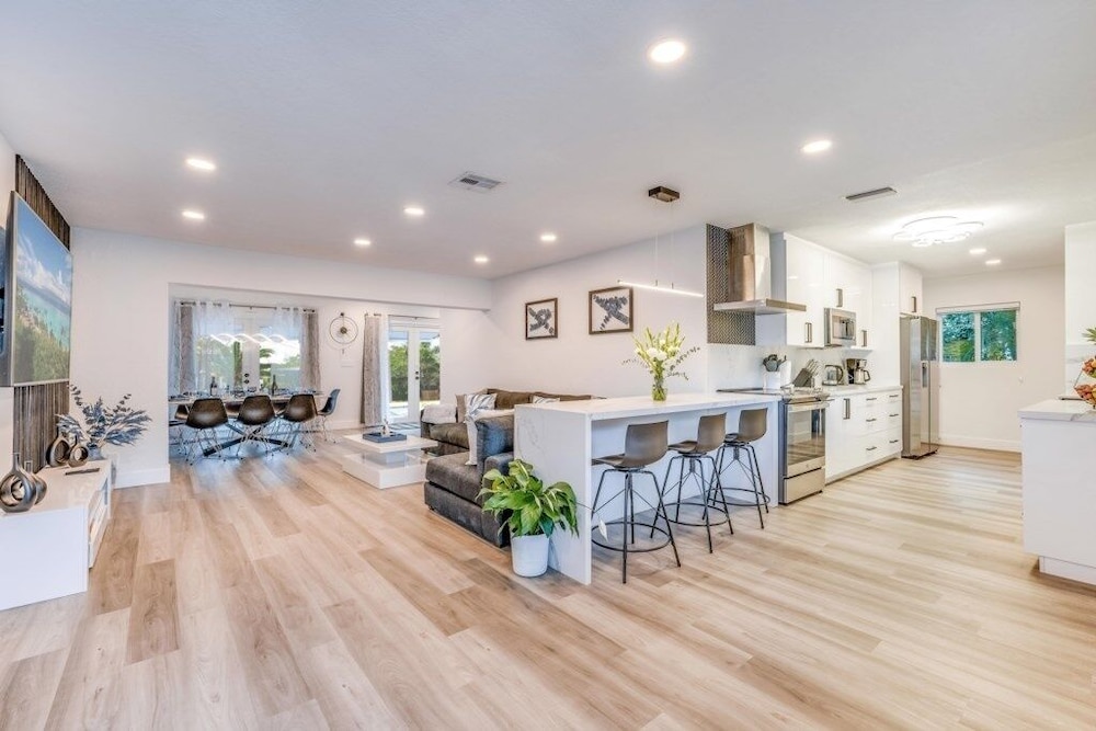 Friendly Fox Luxury Pool & Spa - Near Dt & Beach 4 Bedroom Home