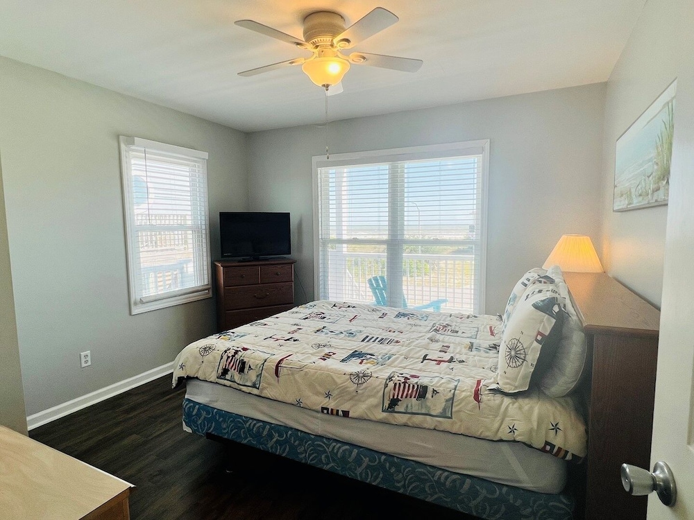 Just Breeze 'n 4 Bedroom Home by RedAwning