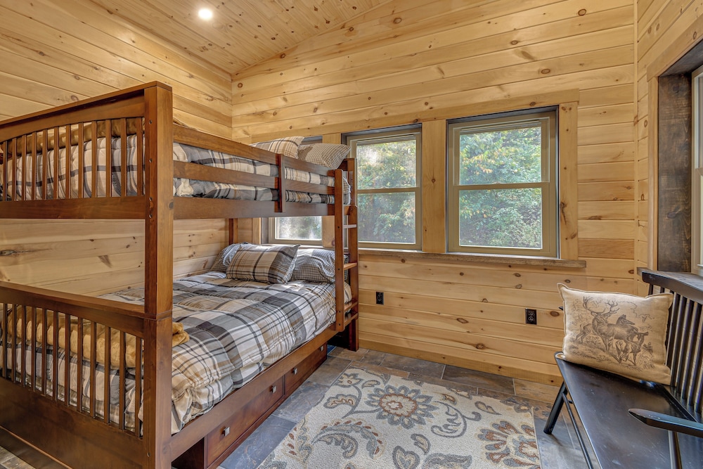 Luxe Cabin Compound 4 Mi to Cameron State Forest!