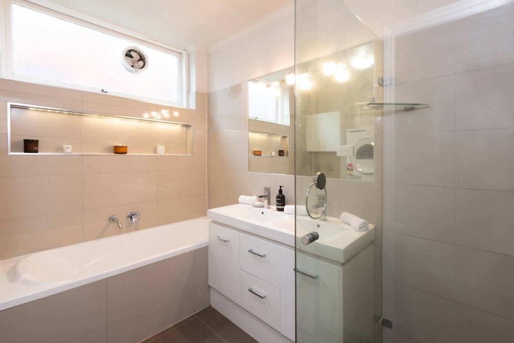 Light 2 Bedroom Apartment in Elwood With Balcony view 5