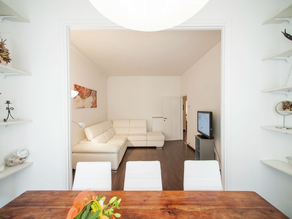 Spacious Apartment in Rome near Sea