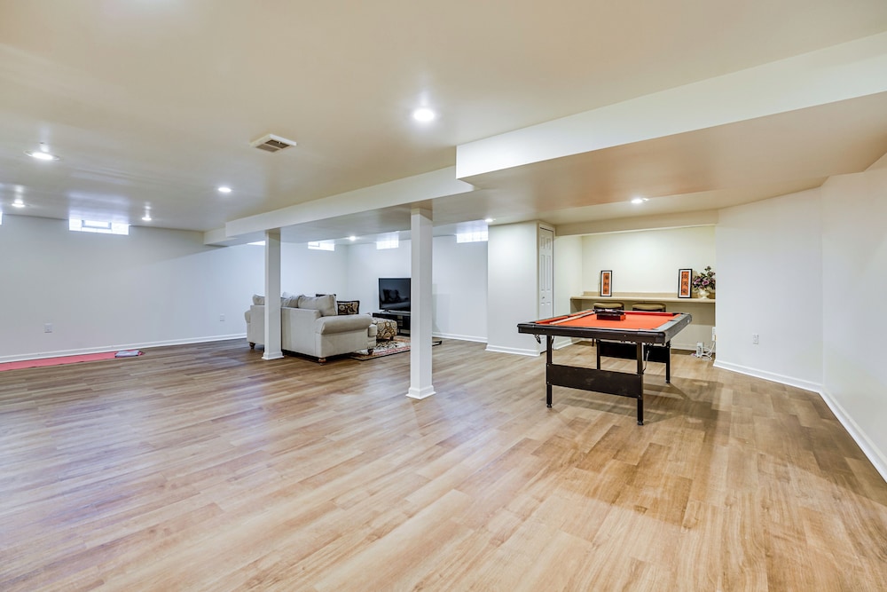 Fire Pit & Yard: Family Home in Farmington Hills!