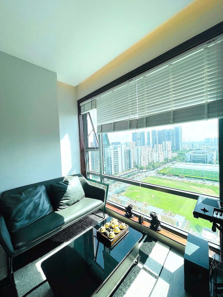 Diamond Suite Golden King