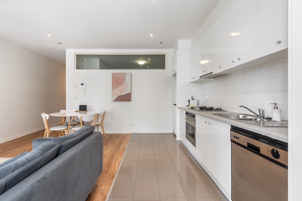 Melbourne CBD 2BR Apt With Pool & Gym Access