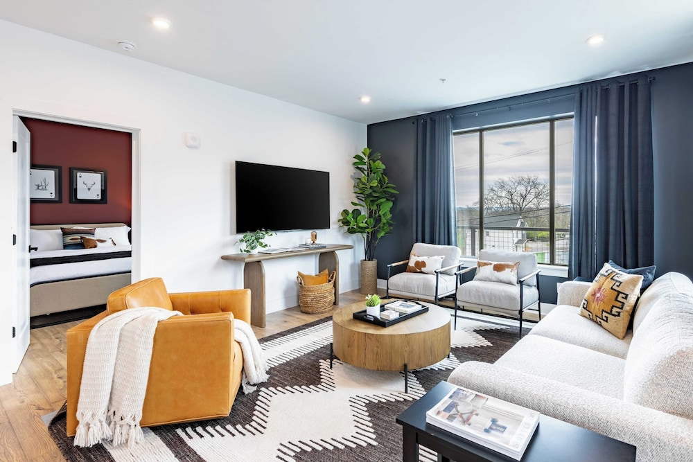 13 Modern Condos Near Downtown Nashville 26 Total Bedrooms, Sleeps 90 The Heights by Avantstay