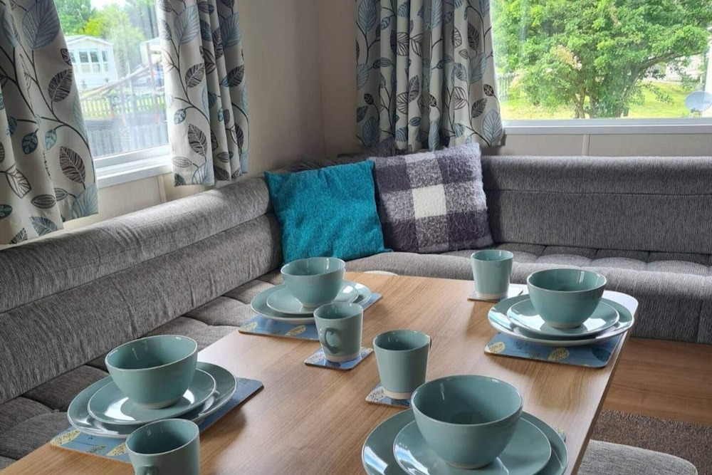 2 Bed Lodge - Sleeps 5 - Parking - Pets - Wifi