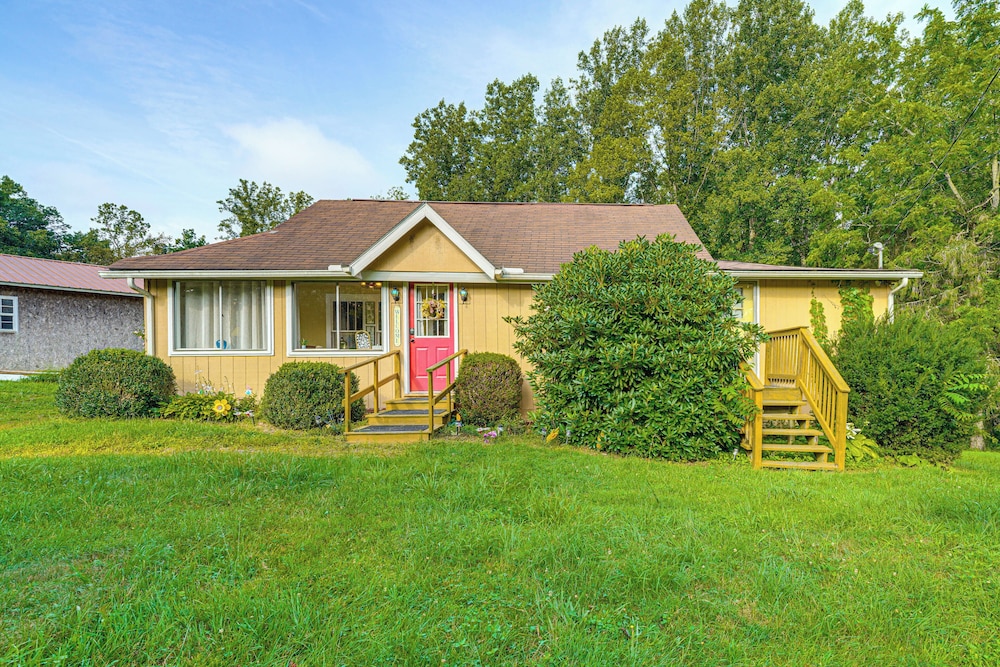 2 Mi to Hiking Trails: Cozy Fayetteville Cottage!
