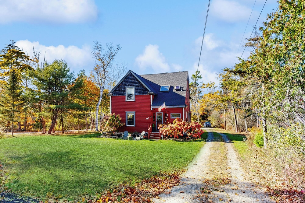 4BR House w/ Kitchen, Jetted Tub, Wifi + gas Grill
