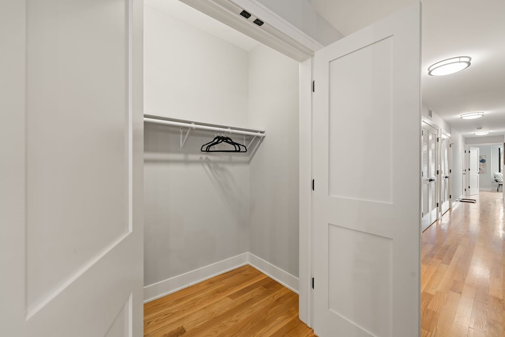 3 Bed 2 Bath Chicago Retreat w Balcony Parking