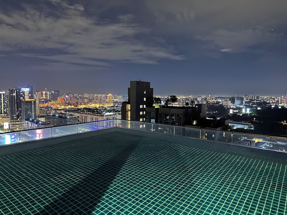 Skyline Luxe 4BR Retreat with En-suites