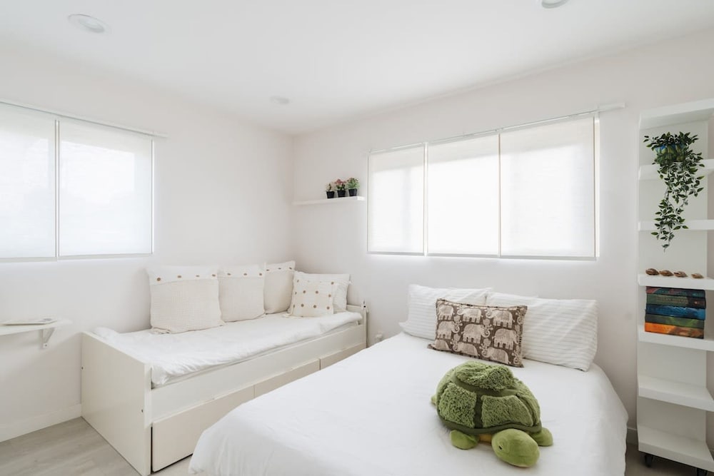 Spacious and Bright 5-bedroom Oasis Pool and Yard
