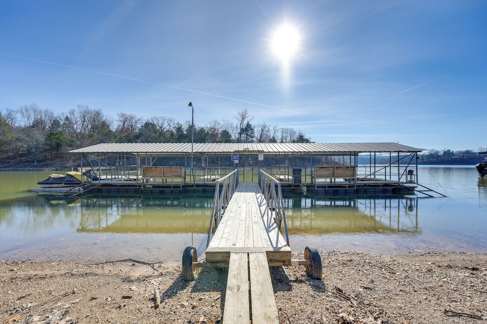 Lake Views & On-site Hiking: Cape Fair Cottage