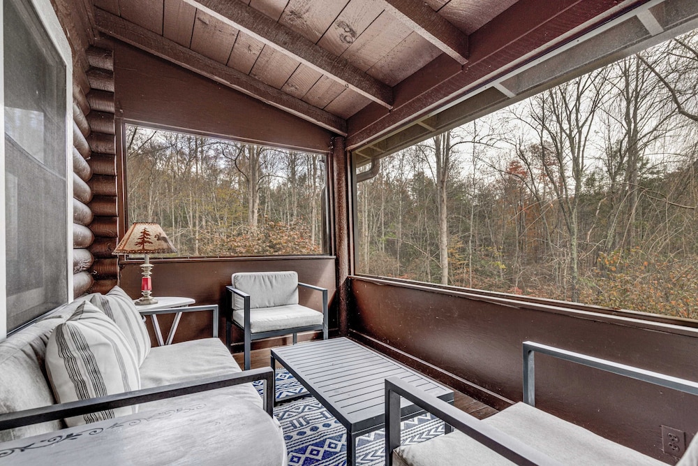 Artful Craftsman Hot Tub, Firepit, and Pond Gatlinburg + National Parks