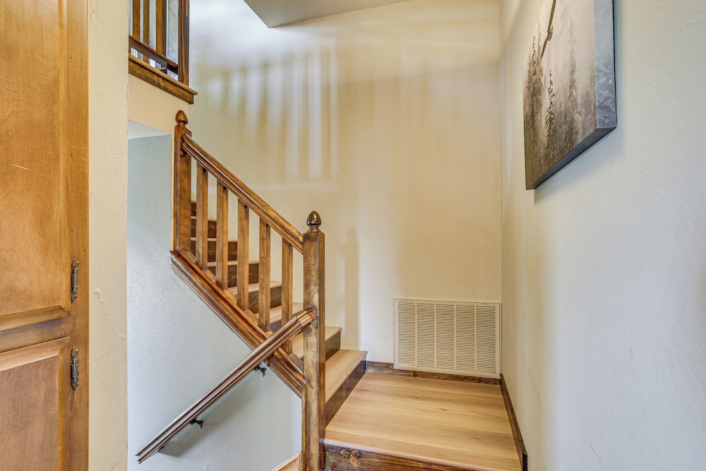 Partial Lake Arrowhead View: Cabin w/ Game Room!