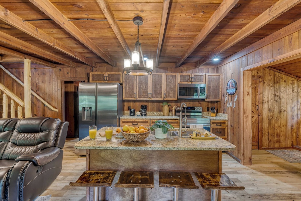 Riverwood Gatlinburg/pigeon Forge Cabin w/ River Views