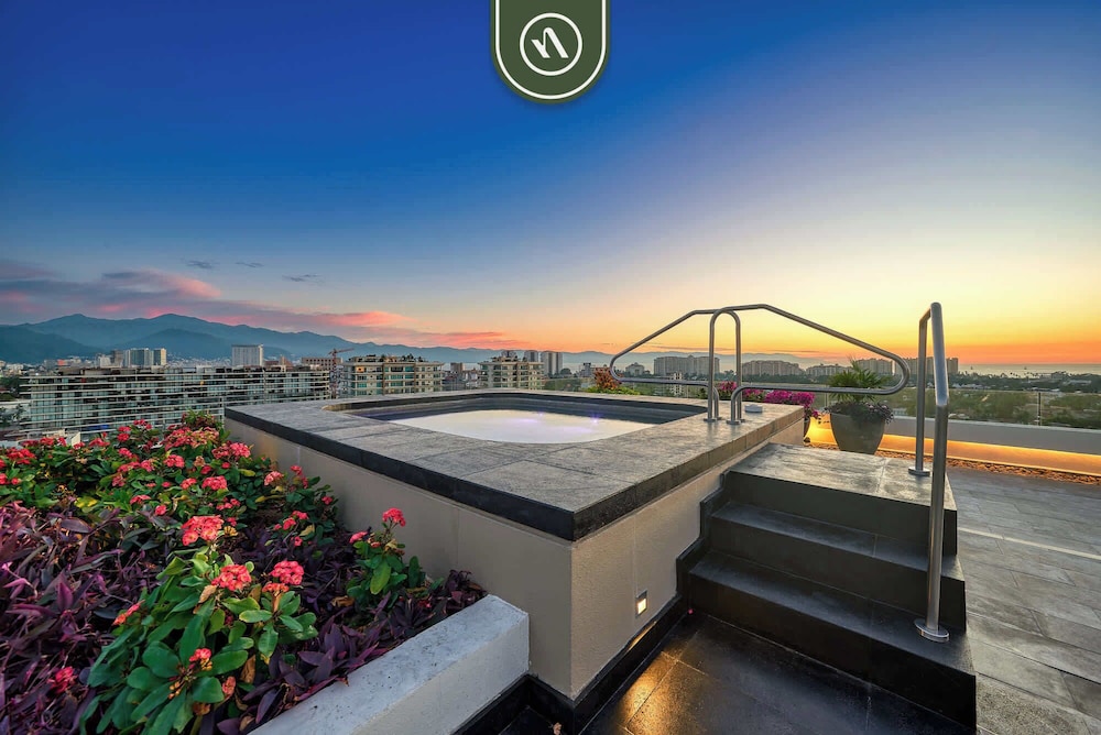 Luxury 2 BR Condo Near Golf Courses and Marina