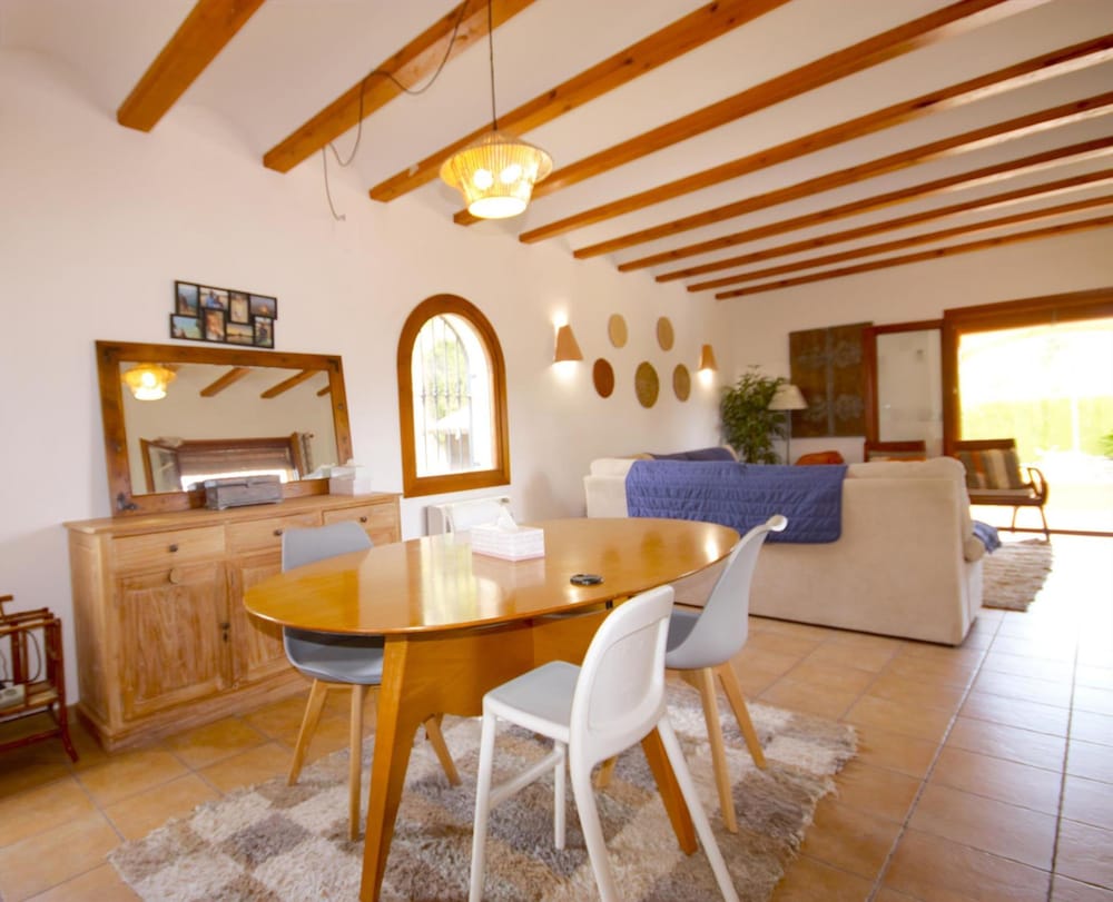Fanila in J vea With 4 Bedrooms and 3 Bathrooms