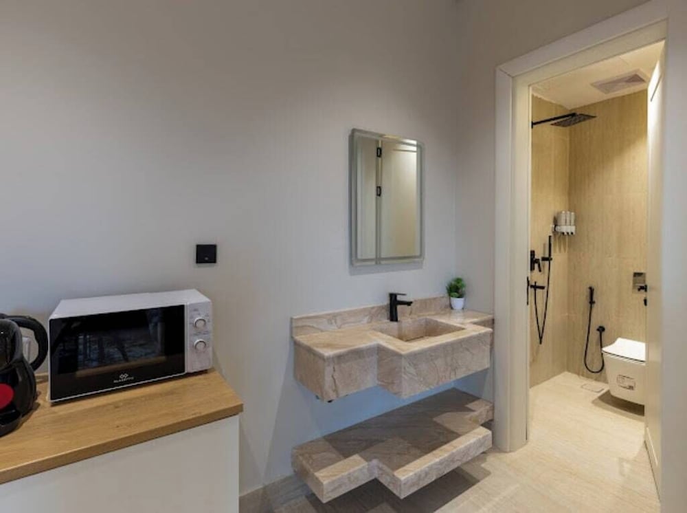 Modern Studio & Shared Garden in Prime Location