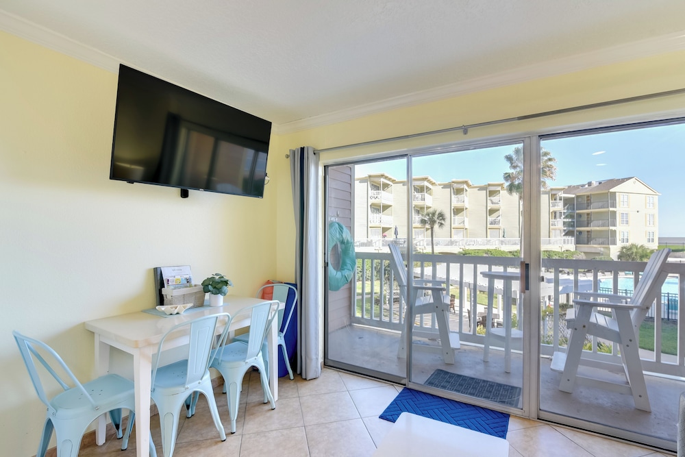 Walk to Galveston Beach: Resort Condo w/ Perks!