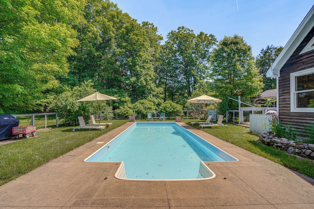 9 Mi to Dtwn Hudson: Pet-friendly Home w/ Pool