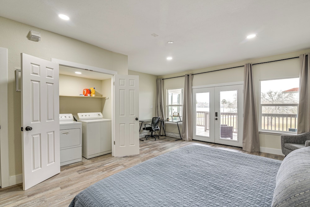 7 Mi to Kemah Boardwalk: Waterfront Houston Condo