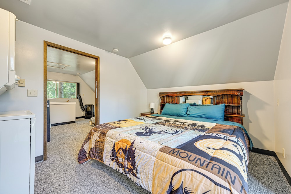 2 Mi to Lake Cushman Access: PNW Cabin Retreat!