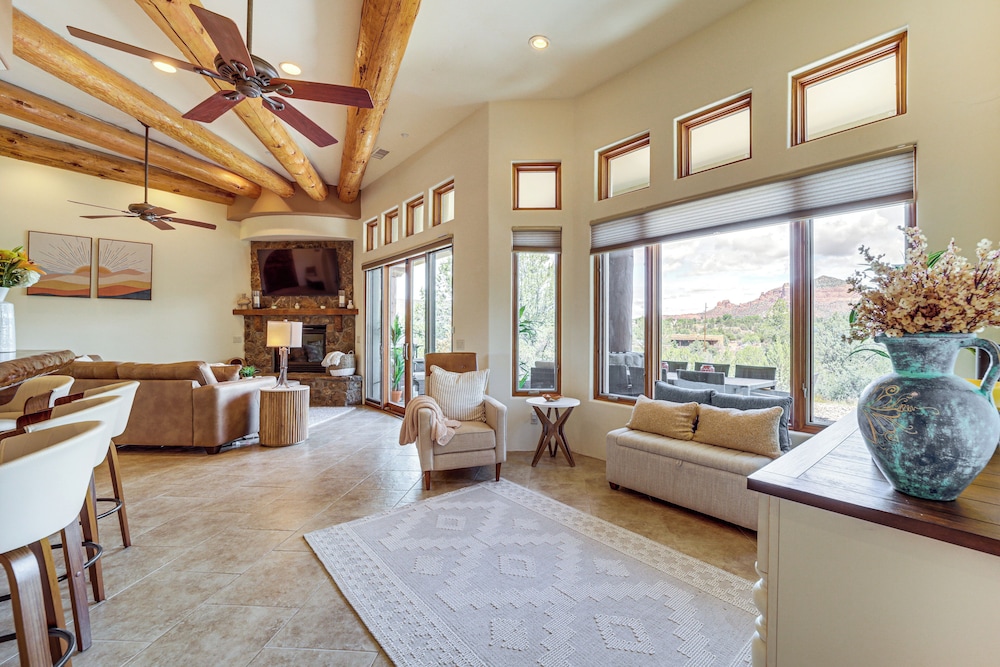 Hot Tub & Red Rock Views: Secluded Sedona Escape!