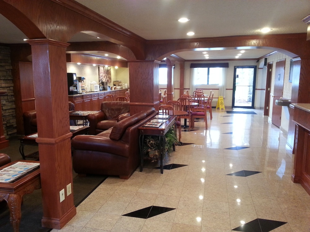 Days Inn & Suites by Wyndham Monroe view 3