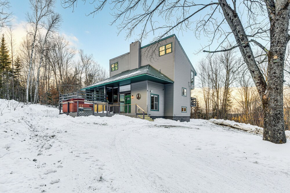 11 Mi to Sugarbush: Eclectic Ski House w/ Hot Tub!