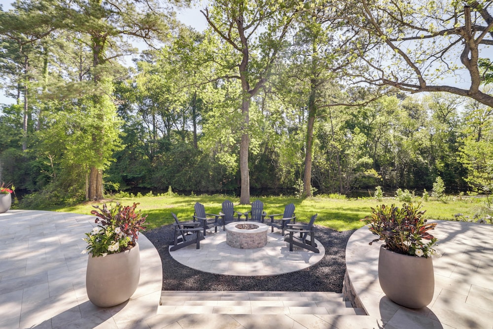 Private 25 Acre Estate w/ Lake: Fish & Canoe!