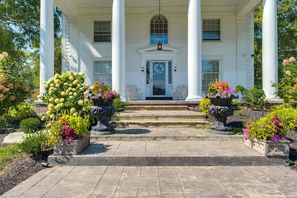 Near Lake Erie, Harbor & Parks: Conneaut Getaway!