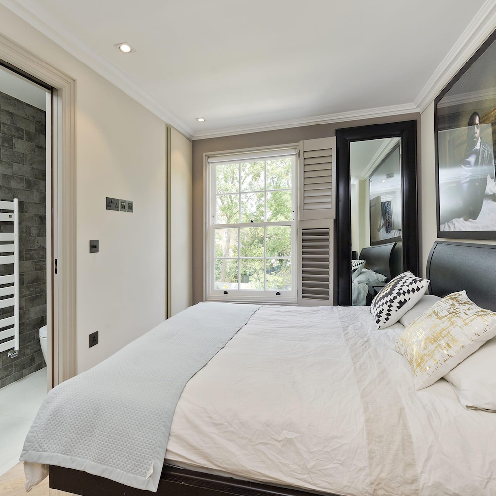 Astounding 7bed Notting Hill Family Home w Private Garden Games Room Parking