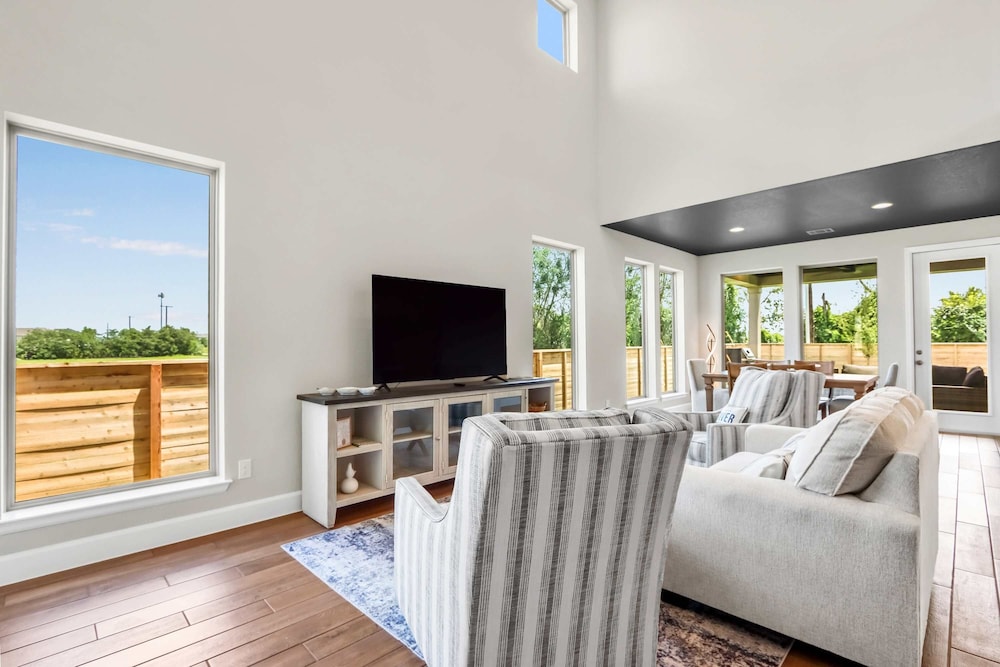 Dakota Cottage - Stay for 10