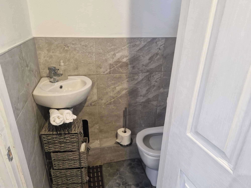 Sleeps 5 - Free Parking - Near Airport & City