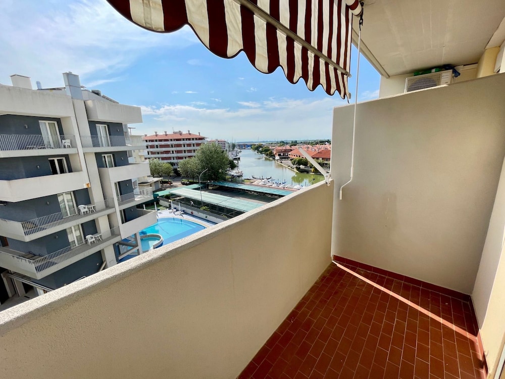 Seaside Apartment With Balcony