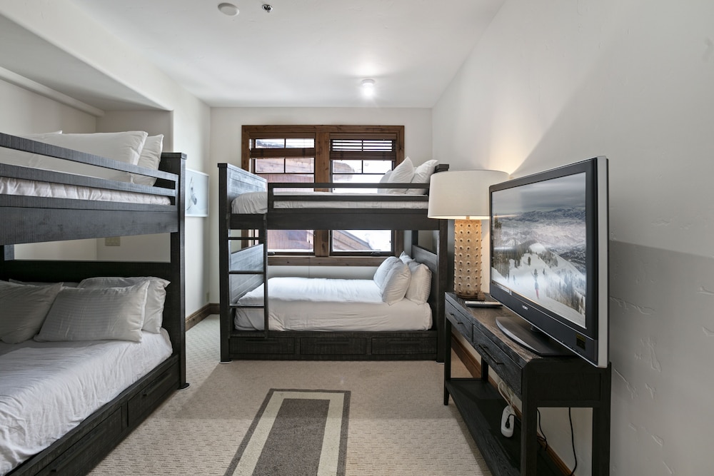 Grand Lodge - Three Bedroom #401 - Ski-in/ski-out 3 Condo