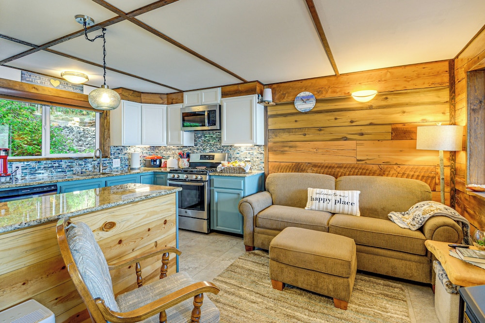 Outdoor Kitchen & Canal Views: Cabin in Quilcene!