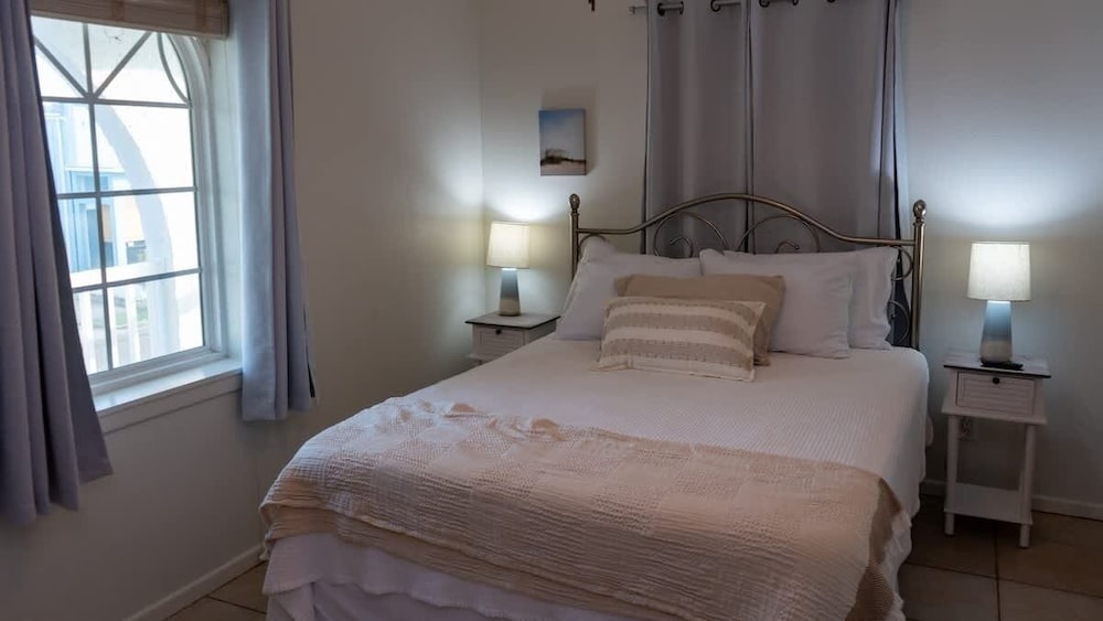 Fun Retro Island Vibe Sleeps 17 Beach 1 Block 4 Bedroom Home