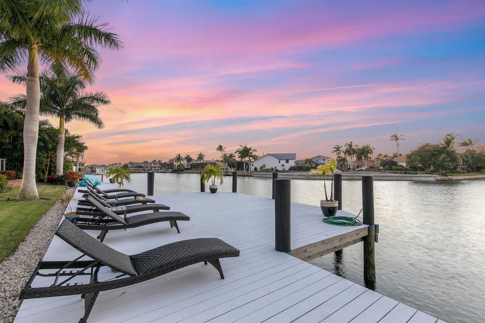 Marco Polo by Avantstay Waterfront 5bdr, Pool, Spa, Fire Pit, Walk to Beach