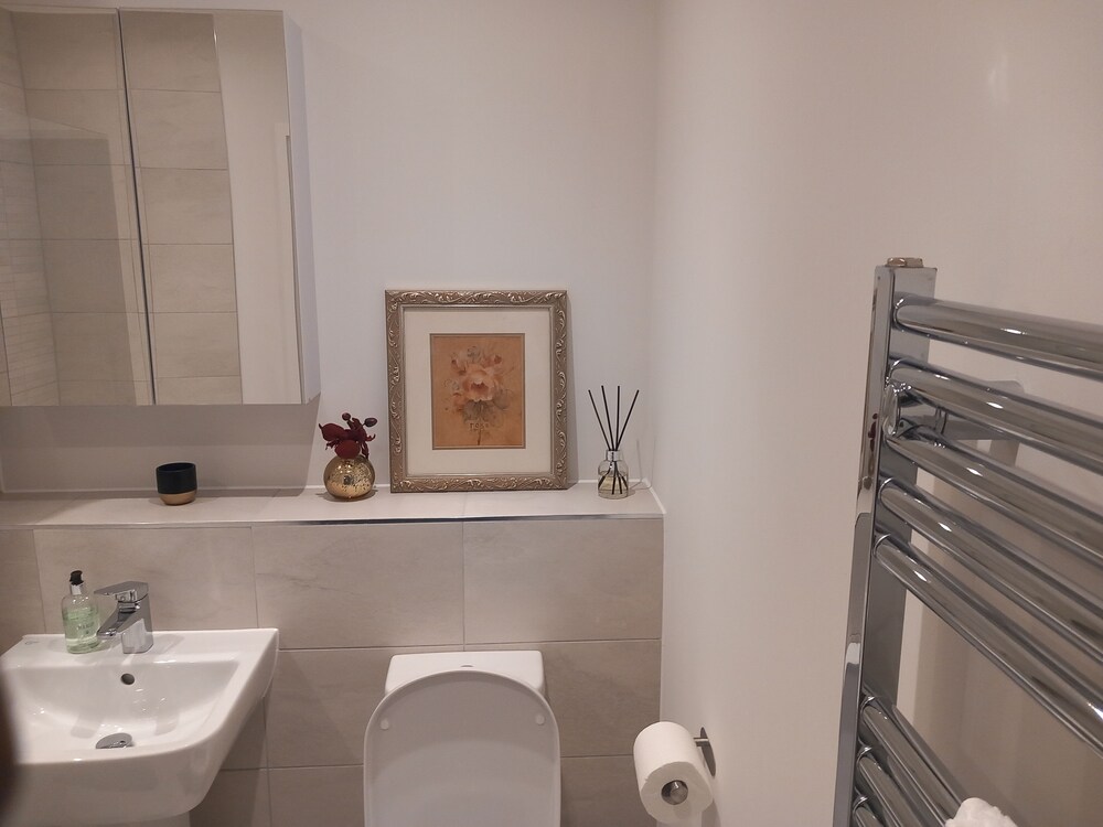 Room-charming Loughton Apartment With Ba